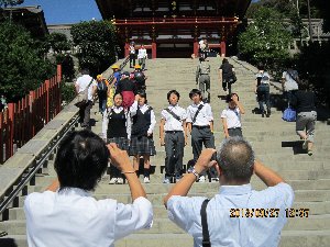 鶴岡八幡宮で写真撮影している先生