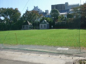 永福南小の芝生校庭