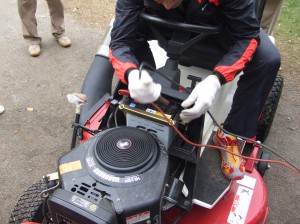 なんとバッテリーが上がっていたので車のバッテリーに接続してエンジン始動