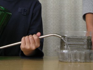 トレイに水を注ぐ