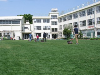 校庭の芝刈り